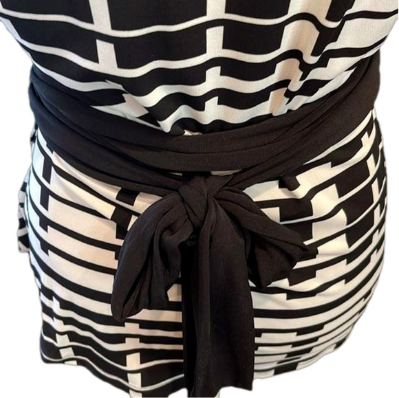 Le Chateau XL black and white V neck belted stretchy asymmetrical top - Picture 2 of 8